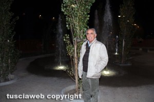 Valle Faul - L'assessore Ricci di fronte alla fontana