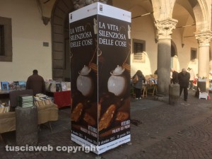 Viterbo - Il totem della mostra La vita silenziosa delle cose