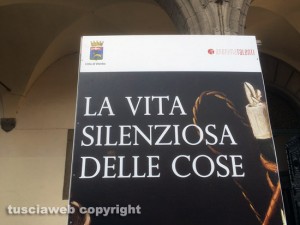 Viterbo - Il totem della mostra La vita silenziosa delle cose