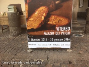 Viterbo - Il totem della mostra La vita silenziosa delle cose