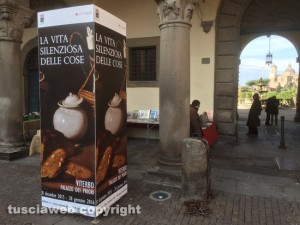 Viterbo - Il totem della mostra La vita silenziosa delle cose