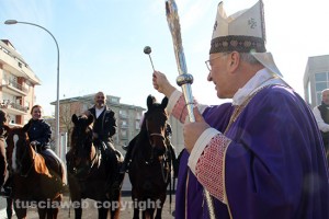 Viterbo - Il vescovo Lino Fumagalli benedice i cavalli durante "Giornata provinciale del ringraziamento"