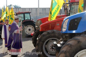 Viterbo - Il vescovo Lino Fumagalli benedice i trattori durante "Giornata provinciale del ringraziamento"