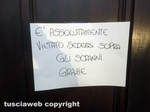 Viterbo - Degrado e approssimazione a palazzo dei Priori