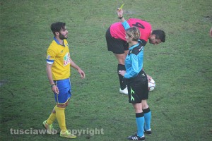 Sport - Calcio - Viterbese - L'ammonizione di Belcastro durante il match contro l'Astrea
