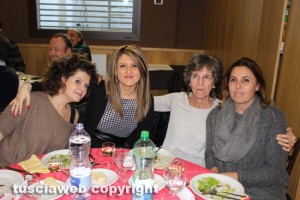 Mangiando, Troncarelli, Saraconi e Perà al pranzo del centro sociale Pilastro