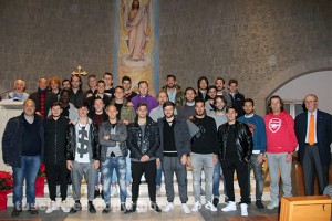 La squadra assieme a don Pino, nella chiesa Santa Maria della Grotticella
