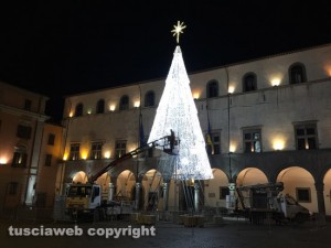 Viterbo - Arriva l'albero di Natale a piazza del Comune