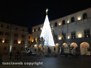 Viterbo - Arriva l'albero di Natale a piazza del Comune