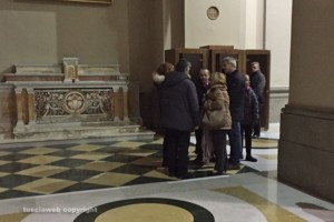 Viterbo - Un gruppetto di 5/6 persone contestano il vescovo