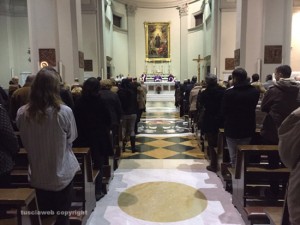 Viterbo - Un gruppetto di 5/6 persone contestano il vescovo