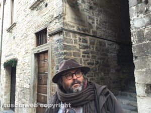 Gubbio - Carlo Galeotti davanti a via Galeotti la più antica della città
