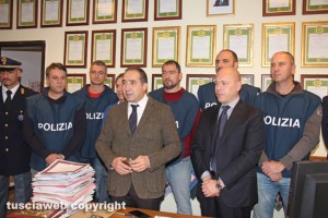 Viterbo - Gli uomini della mobile e il questore Suraci