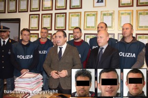 Viterbo - Gli uomini della mobile e il questore Suraci - Nei riquadri gli arrestati