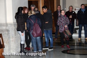Viterbo - Un gruppetto di persone contestano il vescovo Fumagalli