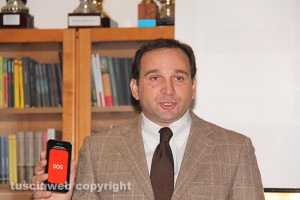 Alessandro Marchese di Securshop mostra l'app per l'antiaggressione
