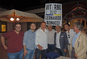Il giornalista Mario Mattioli assieme ad alcuni soci dello Juventus club Viterbo