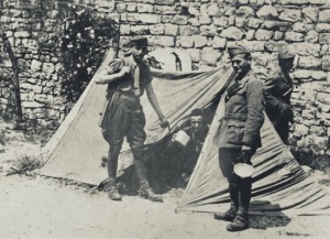 Mario Perelli con il moschetto in spalla
