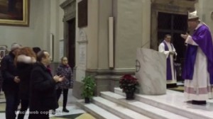 Viterbo - Un gruppetto di 5/6 persone contestano il vescovo