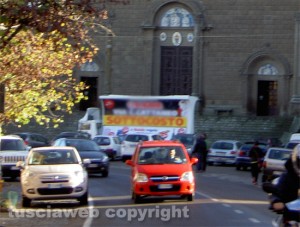Viterbo - Il camion davanti alla basilica della Quercia