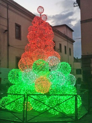 L'albero della solidarietà a piazza Fontana Grande 