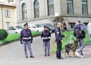 Polizia con cane antidroga in una scuola
