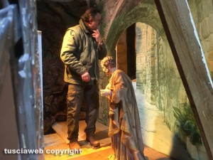 Viterbo - La costruzione del presepe nella chiesa di S. Francesco