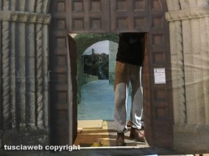 Viterbo - La costruzione del presepe nella chiesa di S. Francesco