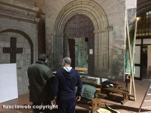 Viterbo - La costruzione del presepe nella chiesa di S. Francesco