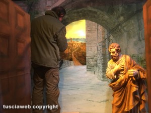 Viterbo - La costruzione del presepe nella chiesa di S. Francesco