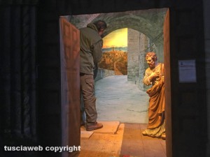 Viterbo - La costruzione del presepe nella chiesa di S. Francesco