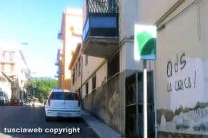 Viterbo - Via Caduti sul lavoro - Cartello di divieto dipinto di verde