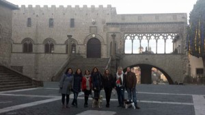 Un gruppo di persone al Palazzo dei papi