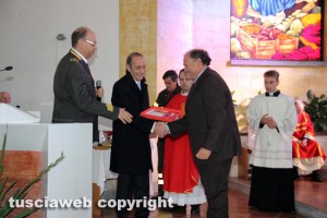Antonino Corsini riceve l'onoreficenza durante la cerimonia per Santa Barbara