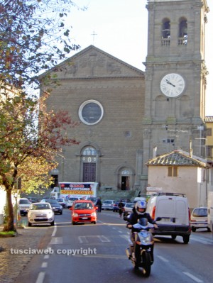 Viterbo - Il camion davanti alla basilica della Quercia