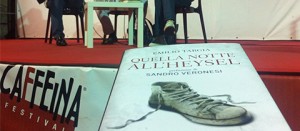 Emilio Targia mentre presenta il suo libro “Quella notte all'Heysel” a Caffeina