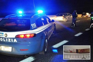 La polizia; nel riquadro: il coltello sporco di sangue sequestrato dagli agenti