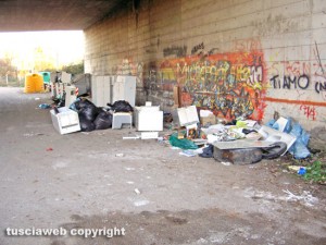 Viterbo - Rifiuti in strada Castiglione