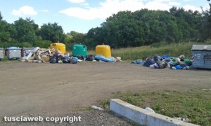 Viterbo - Rifiuti all'ingresso di "Colle Verde" su strada Acquabianca