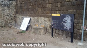 Viterbo - Cartelli a terra a Pianoscarano