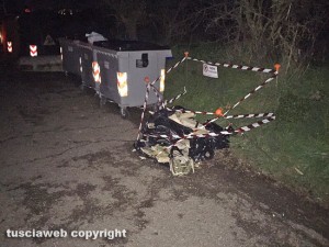 Viterbo - Strada Freddano - Paletti intorno ai sacchi di eternit