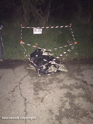 Viterbo - Strada Freddano - Paletti intorno ai sacchi di eternit