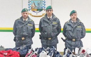 Finanza - Sequestrati piumini e scarpe contraffatti