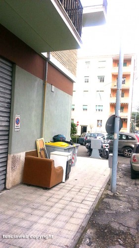 Viterbo - Rifiuti in via Oslavia