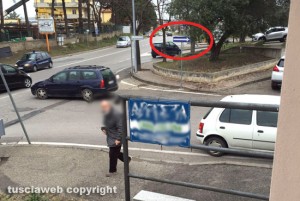 Viterbo - Via Marescotti - Un'auto in controsenso cerca di immettersi nel traffico