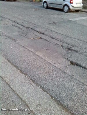 Viterbo - Quartiere Villanova - Strade sporche e impraticabili