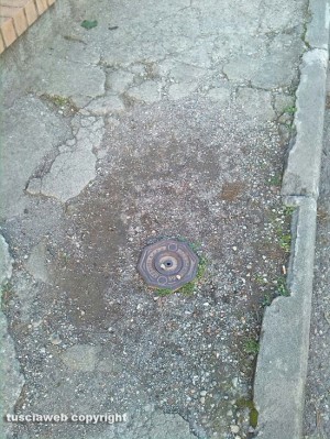 Viterbo - Quartiere Villanova - Strade sporche e impraticabili