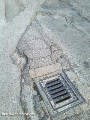 Viterbo - Quartiere Villanova - Strade sporche e impraticabili