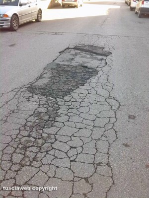 Viterbo - Quartiere Villanova - Strade sporche e impraticabili