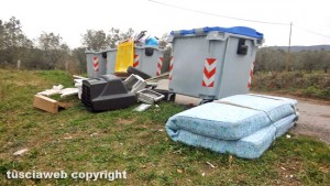 Viterbo - Discarica a cielo aperto a strada Montigliano